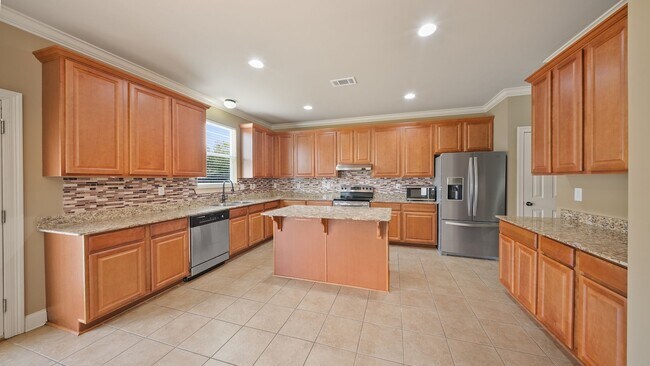 Building Photo - 3 Bedroom home with a Bonus area! Sits on ...