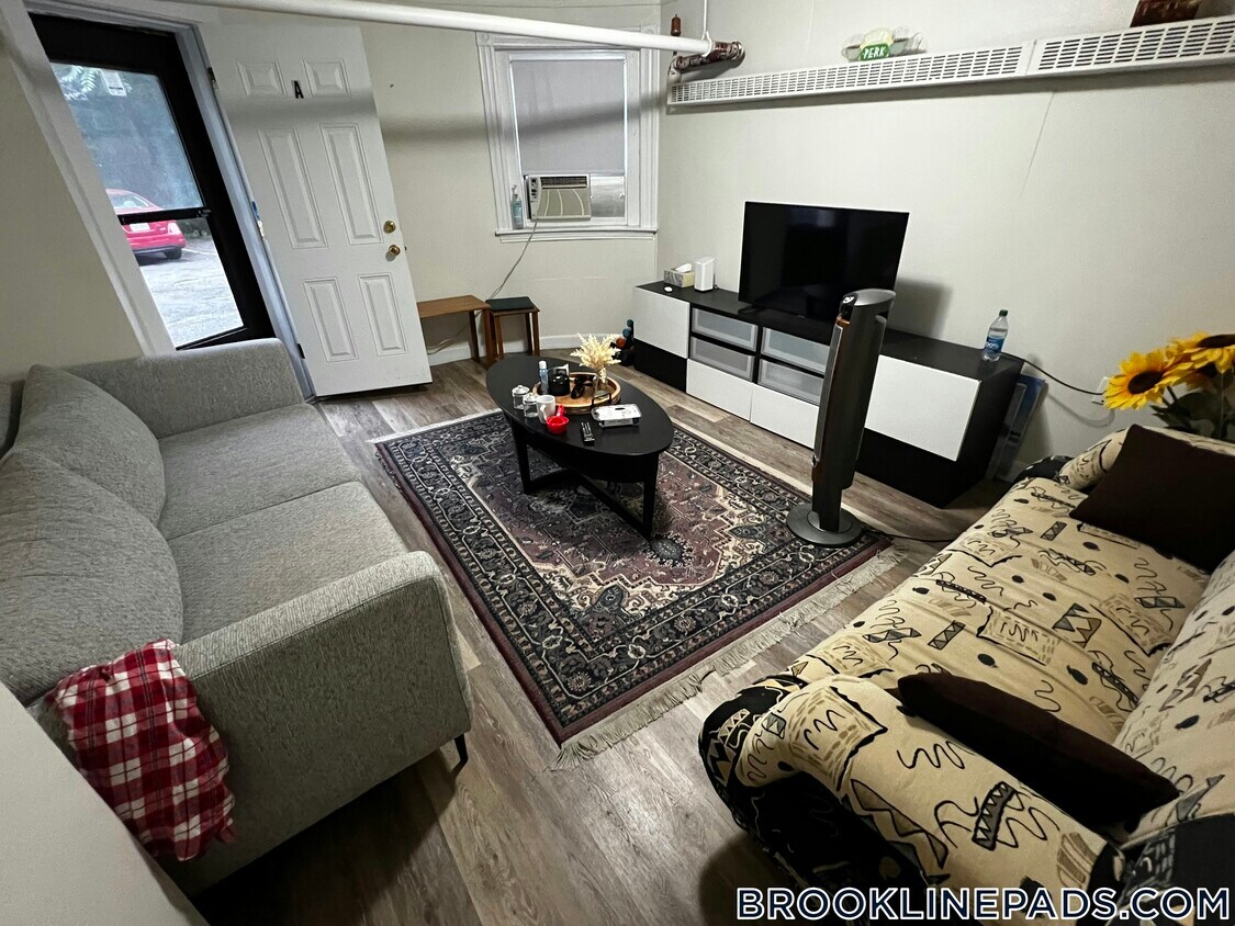 Primary Photo - 1589 Beacon St