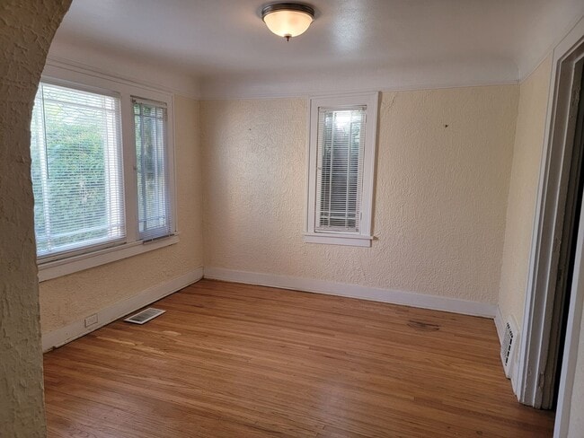 Building Photo - 2 BEDROOM AND 1 BATH NEXT TO UNM CAMPUS