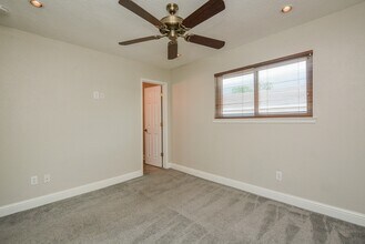Building Photo - 13859 Hollowgreen Dr