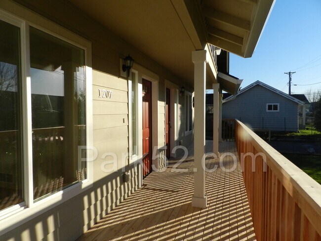 Foto del edificio - 3 bedroom 1.5 bathroom duplex in Fife!