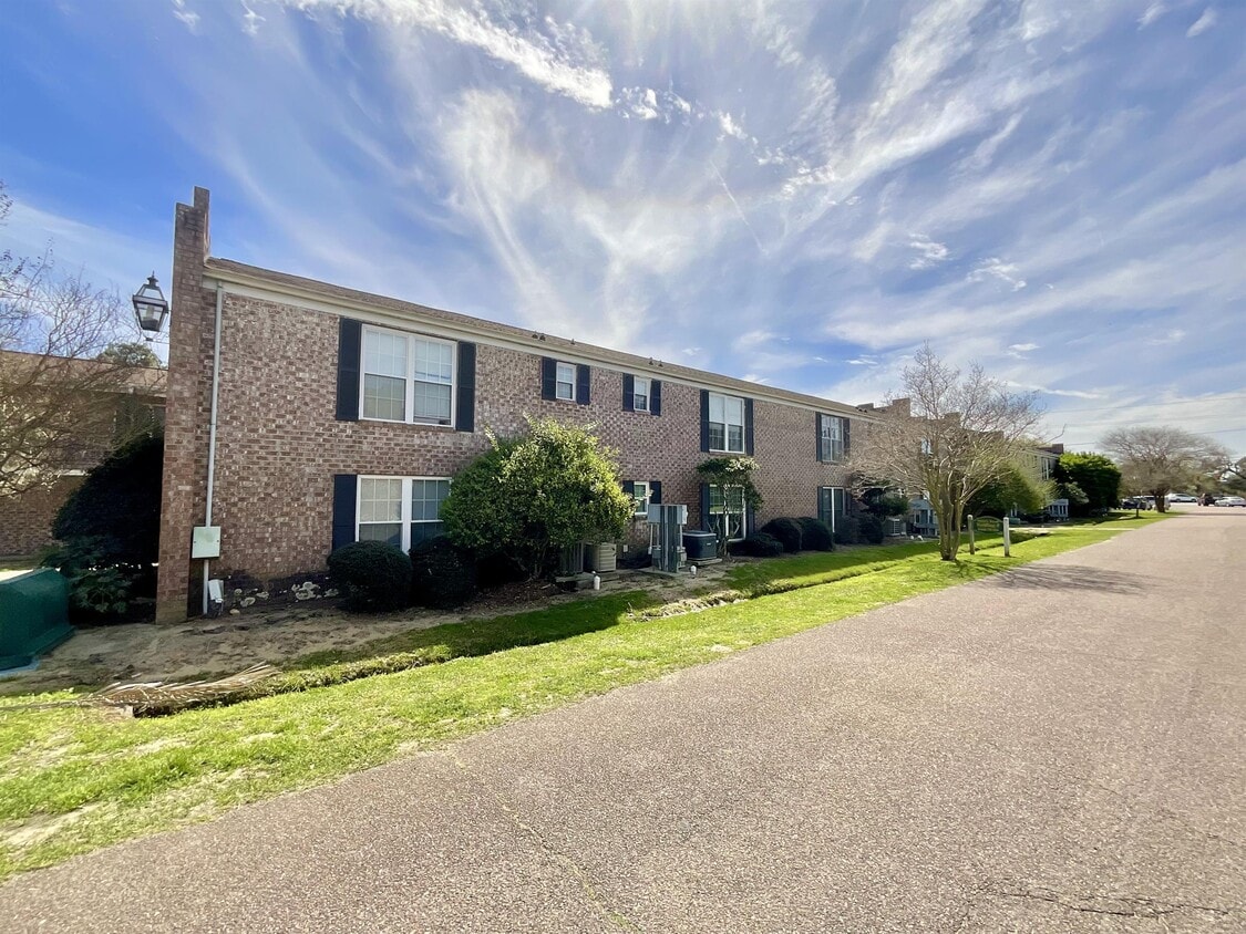 Primary Photo - 867 Colony Dr