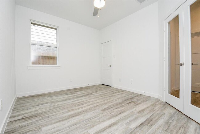 Building Photo - 557 Newcomb Holw Dr