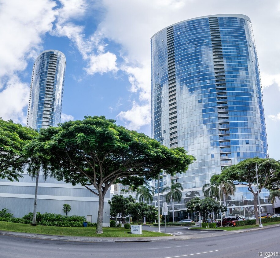 Foto principal - 2 BD/2 BA/2 Parking Condo in the Moana Pac...