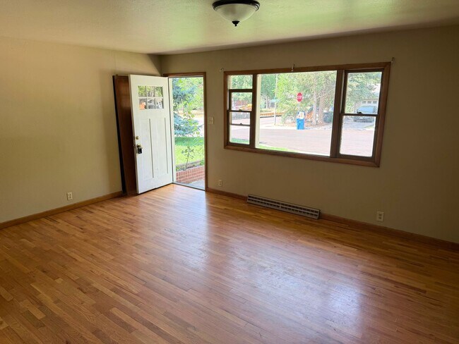 Foto del edificio - 1321 Lakewood Dr
