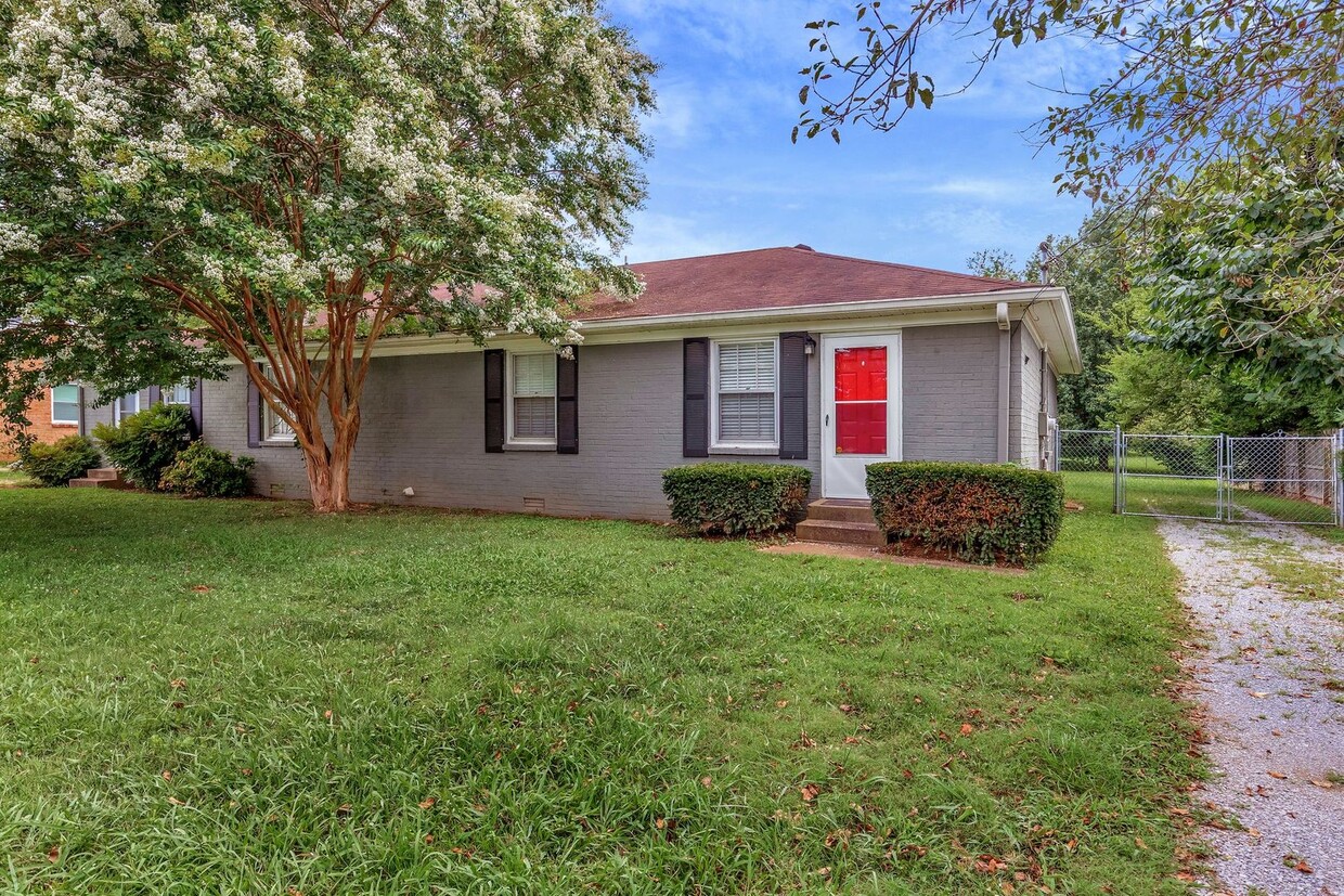 Primary Photo - AVAILABLE NOW. 2 Bed 1 Bath Duplex. Locate...