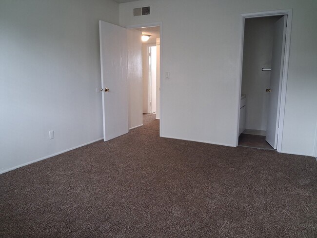 Foto del edificio - 8560 E Artesia Blvd
