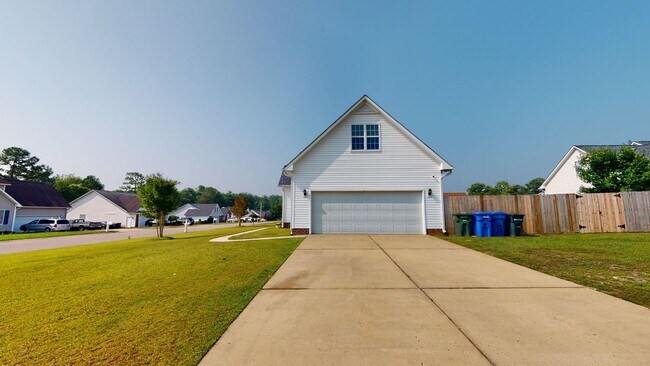 Building Photo - 4 Bedrooms in Sought After Neighborhood & ...