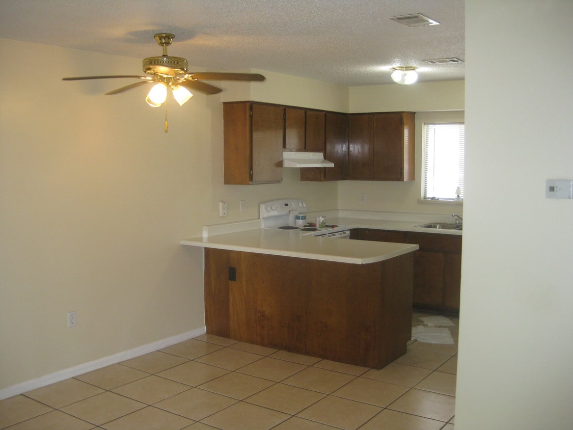 1ST Floor - 246 Oxford Ct