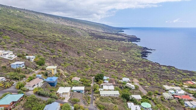 Building Photo - Captain Cook Home – 3 Bed, 2 Bath + Bonus Room! Fully Furnished with Solar Power