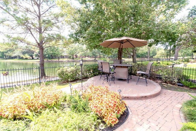 Foto del edificio - 15919 Lake Loop Dr