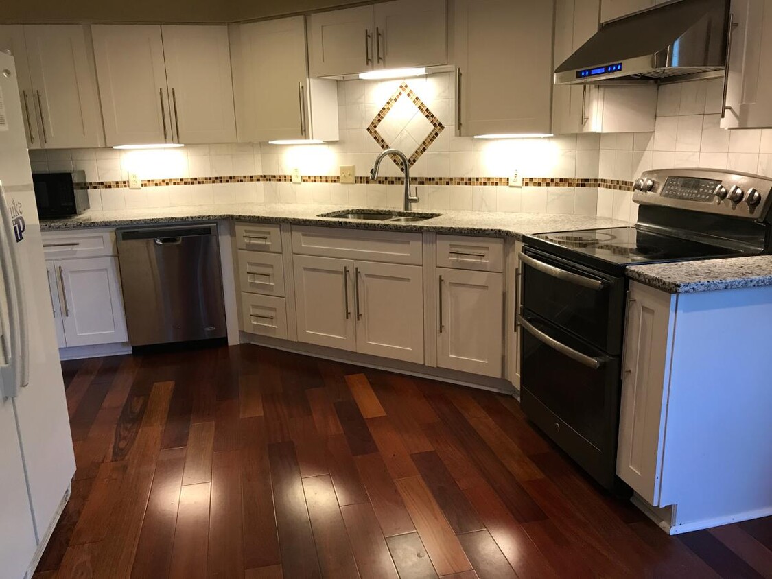 Foto principal - 124 Hillsboro Pl