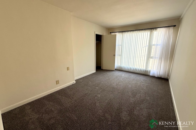 Building Photo - Bright and Updated 1 Bedroom Home with Pri...