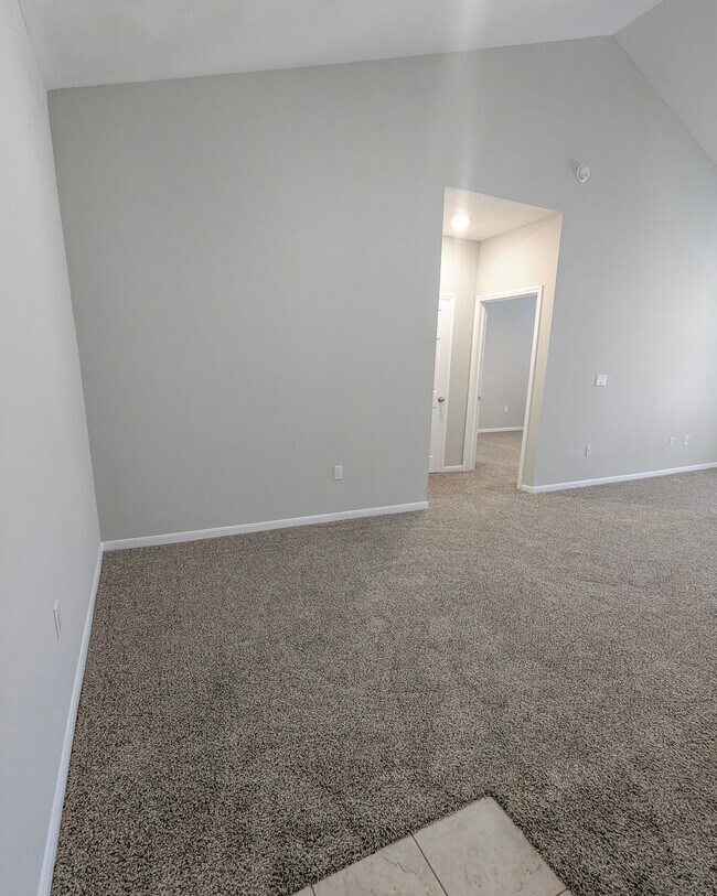 Dining Room - Woodland Hills Luxury Apartments