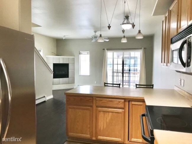 Building Photo - 2 br, 1.5 bath Townhome - 9221 Commons Place
