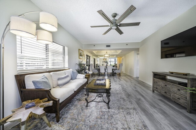 Building Photo - 11370 12 Oaks Way