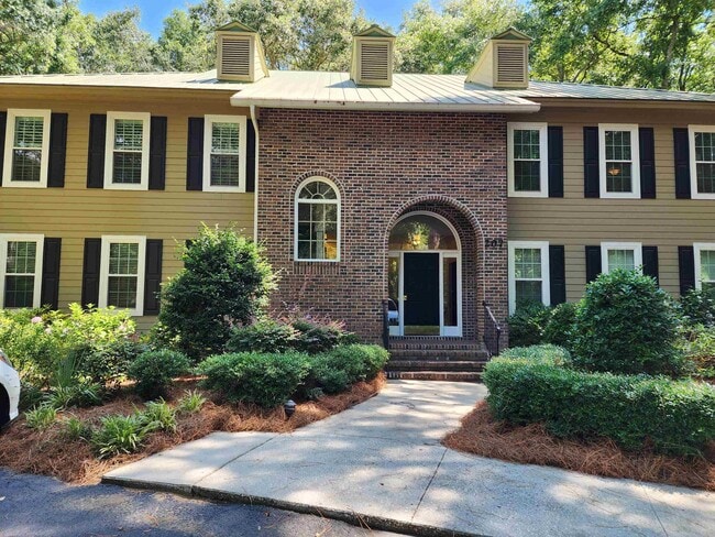 Building Photo - 207 Golden Bear Dr