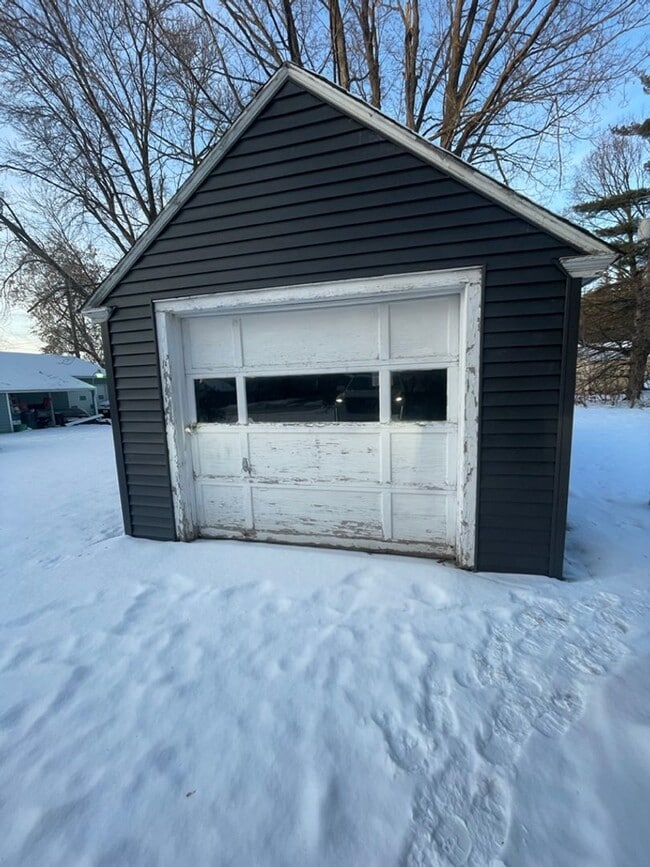 Building Photo - Click the “Apply Now” button or email wapmrentals@gmail.com for a prompt response.