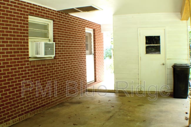 Building Photo - 707 Rhodes Park Dr