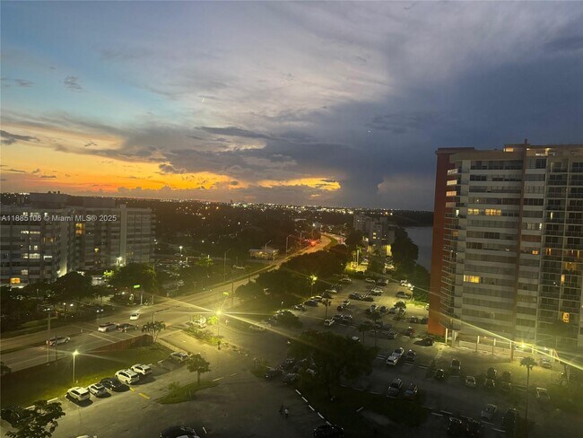 Foto del edificio - 1351 NE Miami Gardens Dr