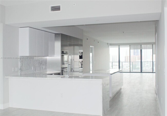 Building Photo - 5000 Island Estates Dr