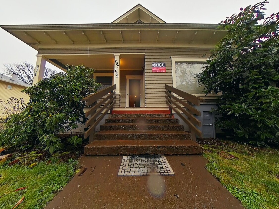 Primary Photo - 1 Bedroom Tri-Plex ~ Close to Campus ~ Cat...
