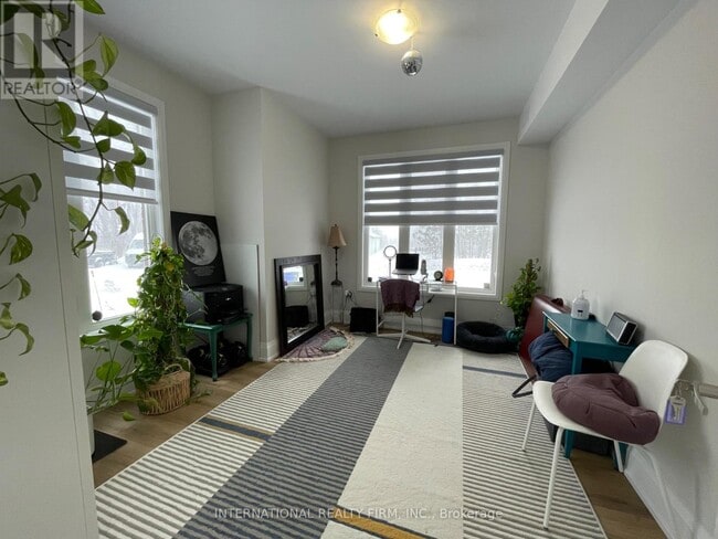 Building Photo - 670 Park Rd