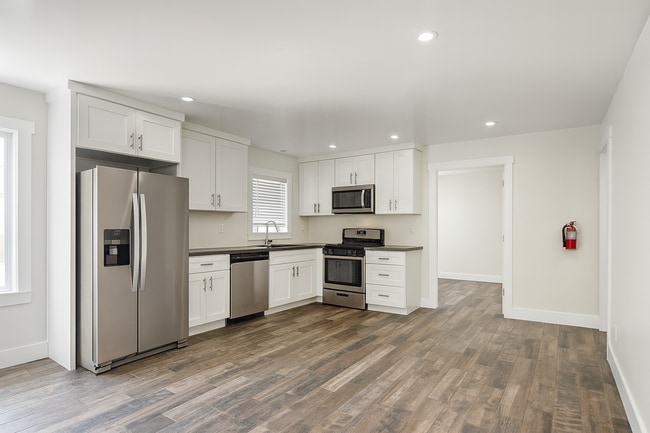 Building Photo - 1462 W 28th St
