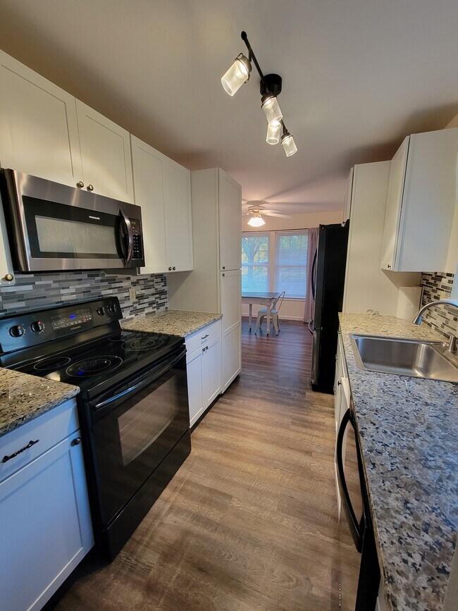 Foto del edificio - 9115 Honeysuckle Dr