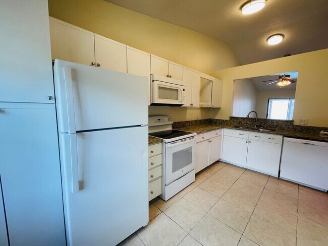 Foto del edificio - Cozy 2-Bed, 2-Bath Gem with Modern Comfort...