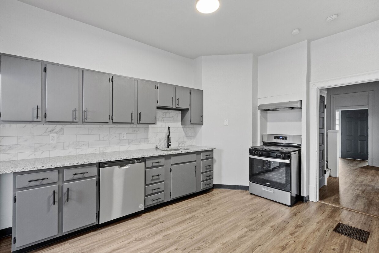 Primary Photo - SPACIOUS 5 BEDROOM HOME AVAILABLE NOW IN H...