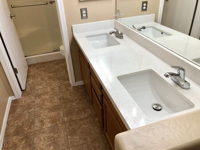 Building Photo - 805 S Sycamore #119, Mesa - Beautiful 2 Be...