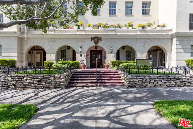 Foto del edificio - 855 S Serrano Ave