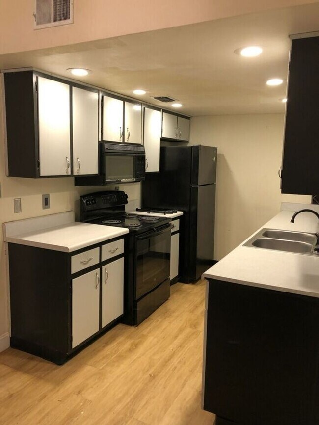 Foto del edificio - 2bedrooms 1.5 baths Townhome Available Jun...