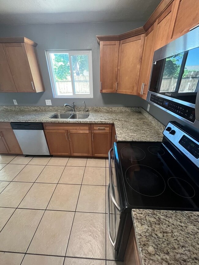 Building Photo - Beautiful Orem Home