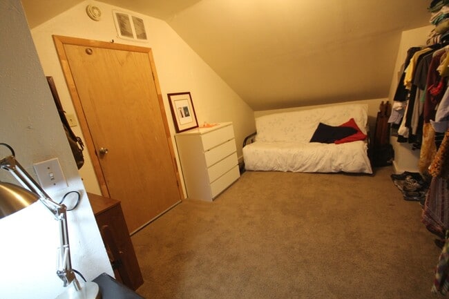 Building Photo - Quiet Upstairs Apartment in Provo |Availab...