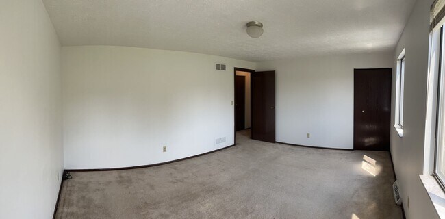 Building Photo - 2 Bedroom 1 Bathroom Townhouse in Shaler