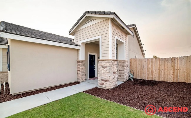 Building Photo - Modern 3 Bed / 2 Bath Home in Bakersfield – Garage + Full Appliance Package