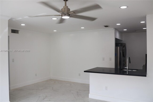 Building Photo - 2550 W 67th Pl