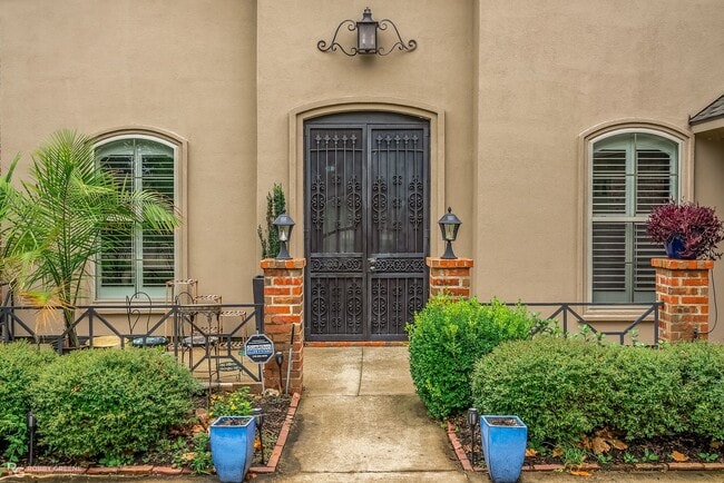 Building Photo - Beautiful Home on the Red River....