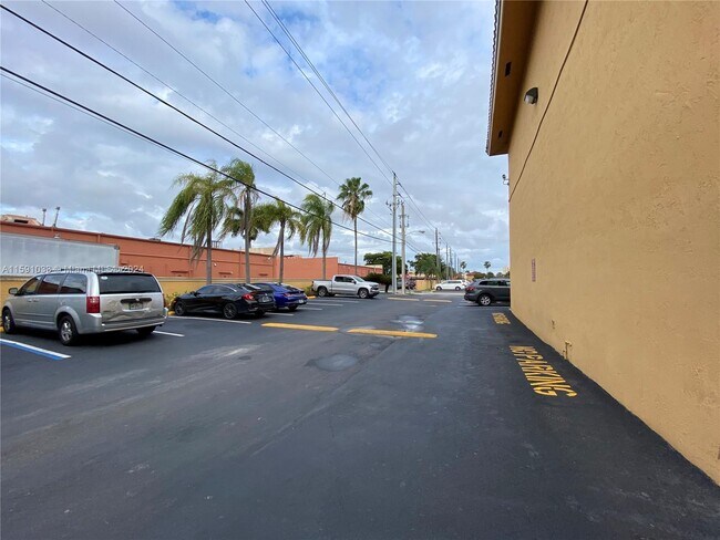 Foto del edificio - 170 Royal Palm Rd