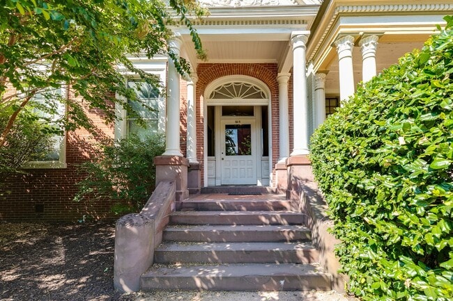 Building Photo - 818 W Franklin St