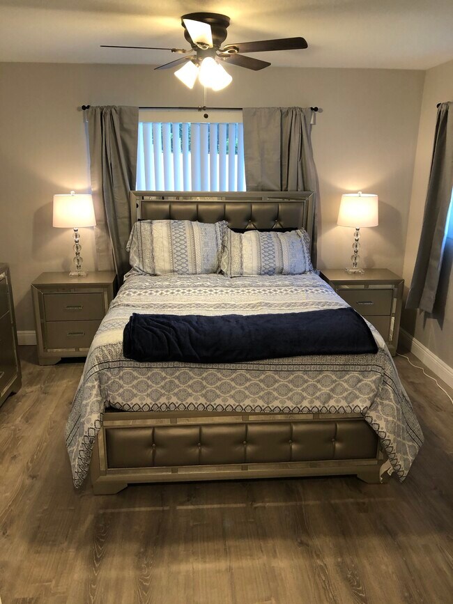 Master queen bedroom w/32 TV - 289 NW 12th St