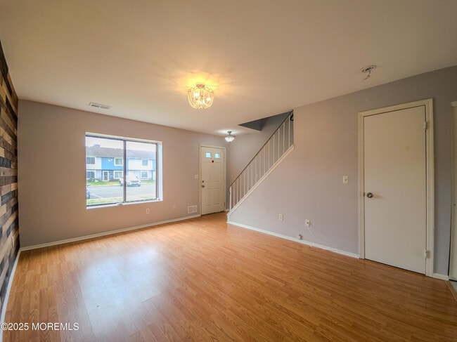 Foto del edificio - 12 Creek Rd