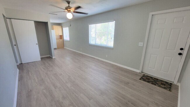Foto del edificio - 617 59th Avenue Drive W