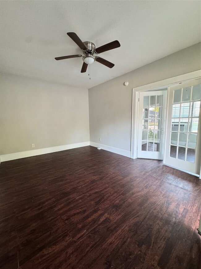 Building Photo - 905 Oakhurst St
