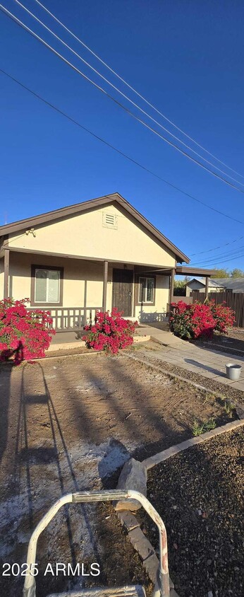 Primary Photo - 3432 E Cambridge Ave