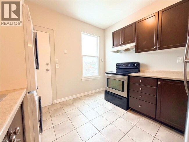 Building Photo - 340 Barton St E