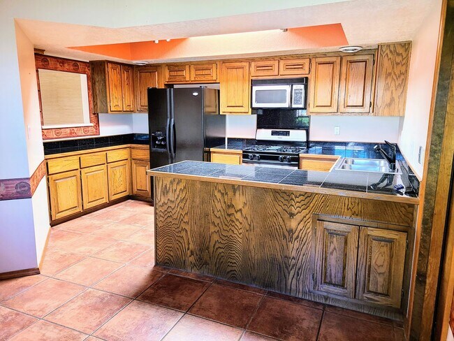 Foto del edificio - BEAUTIFUL HOME IN A PRIME LOCATION | Showings Coming soon!