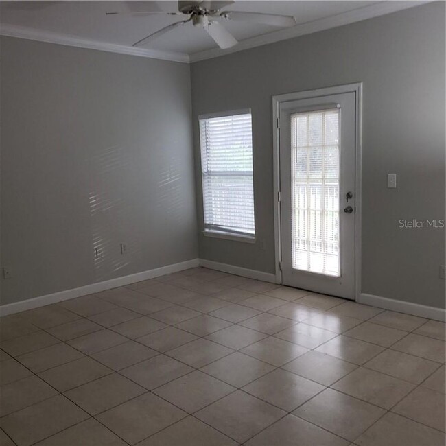 Building Photo - Well maintained condo in a GATED COMMUNITY...